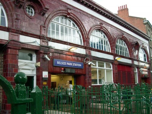 La fermata metro Belsize Park, di fronte all'Hotel Premier Inn Hampstead